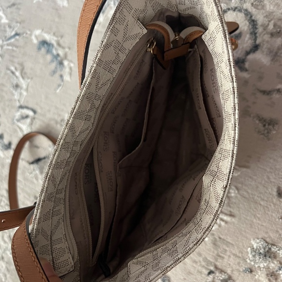 Michael Kors Crossbody Jet Set Large Messenger Bag - Picture 2 of 9